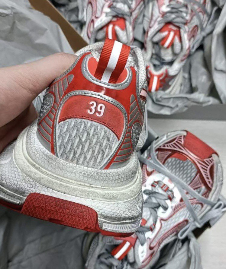 BALENCIAGA White & Red 3xl Sneakers - 9060 White/Red