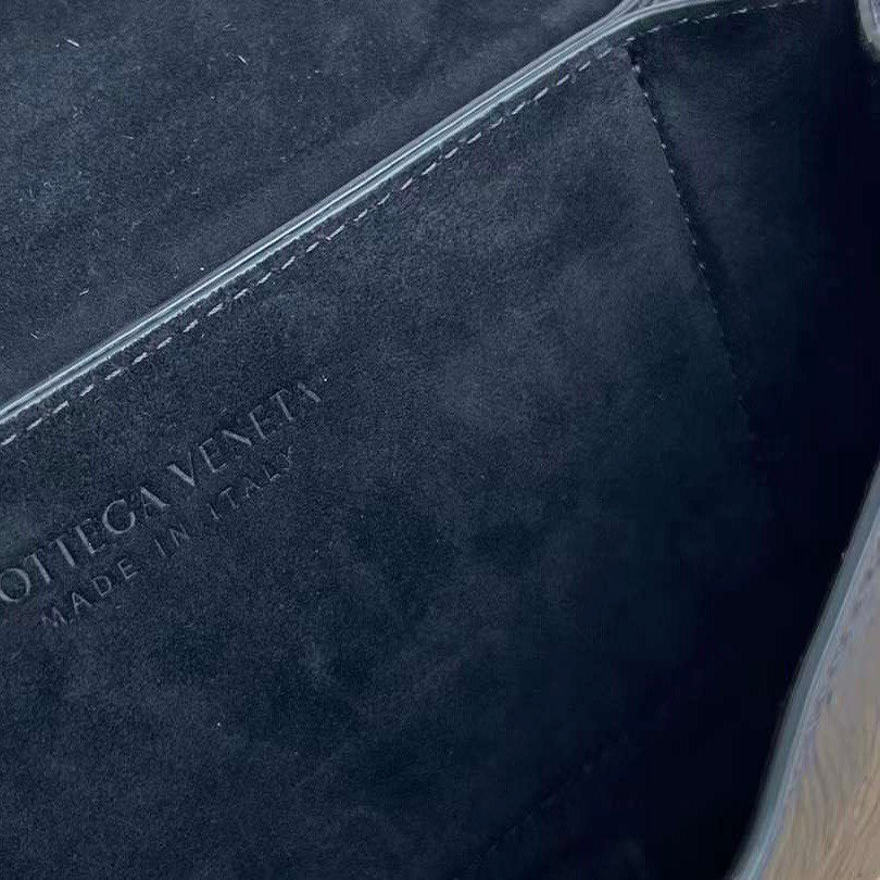 BOTTEGA VENETA Leather Handbag In Black In Small Size