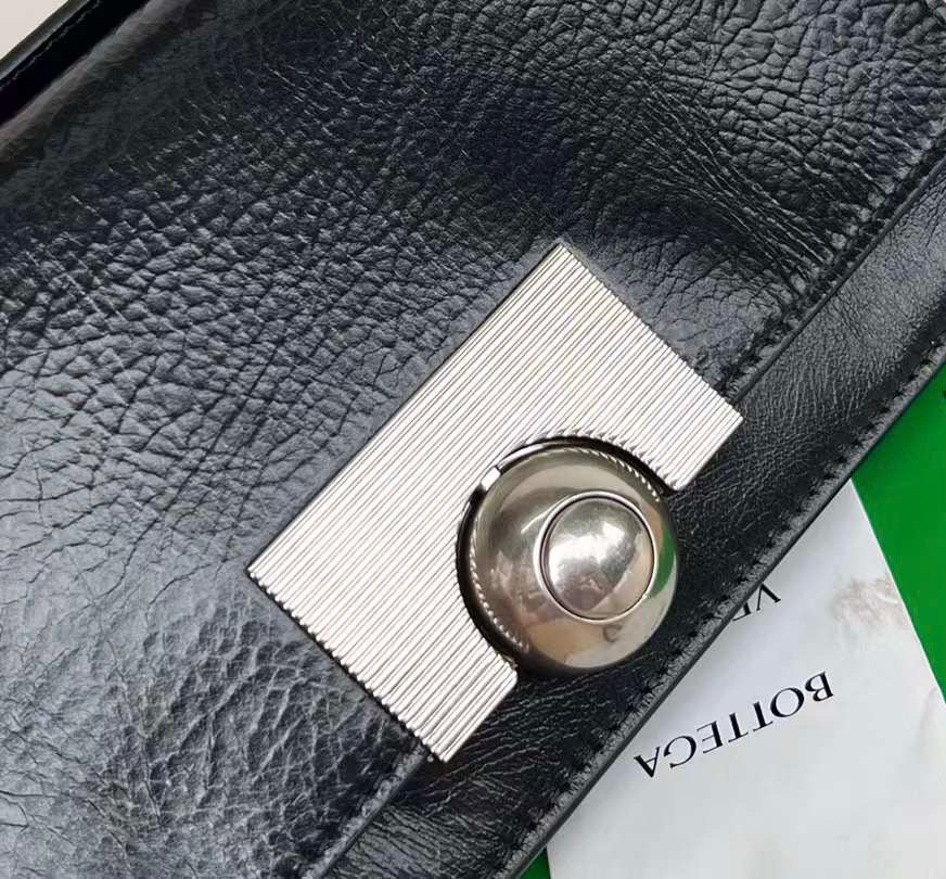 BOTTEGA VENETA  Leather Handbag In Black In Small Size